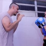 Coroa safada deu o cu ao professor novinho de muay thai